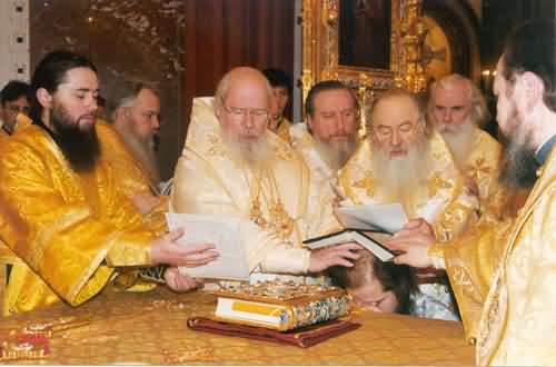 Патриарх Алексий в сослужении архиереев совершает хиротонию архимандрита Максима (Дмитриева) во епископа Барнаульского и Алтайского. 20 января 2002 г.