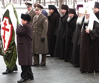 В День Защитника Отечества, Святейший Патриарх возглавил церемонию возложения венка от Русской Православной Церкви к памятнику Неизвестному солдату