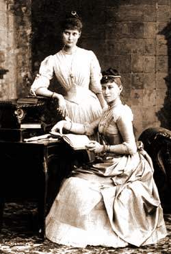 Императрица Александра Федоровна (слева) и Великая княгиня Елизавета Федоровна (справа)
