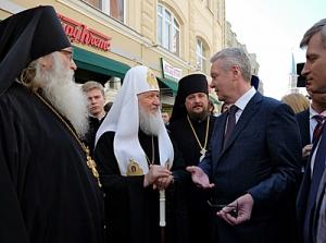 Святейший Патриарх Кирилл посетил ярмарку «Пасхальный дар» на Никольской улице в Москве