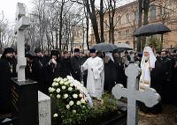 Святейший Патриарх Кирилл совершил литию на могиле митрополита Никодима (Ротова) на кладбище Александро-Невской лавры