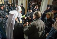 По прибытии в Санкт-Петербург Святейший Патриарх Кирилл посетил Александро-Невскую лавру и Большеохтинское Георгиевское кладбище