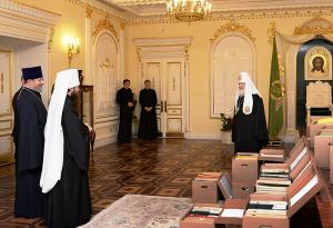 Святейший Патриарх Кирилл передал в архивы церковных организаций документы из личного архива