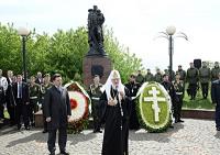 Святейший Патриарх Кирилл возложил венок к памятнику Воину-освободителю в Серпухове