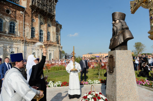 Святейший Патриарх Кирилл освятил памятник архимандриту Антонину (Капустину) на его малой родине