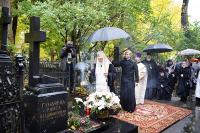 Святейший Патриарх Кирилл совершил заупокойное богослужение на могиле своих родителей на Большеохтинском кладбище