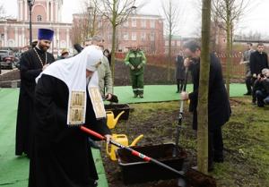 Святейший Патриарх Кирилл принял участие в посадке деревьев главной липовой аллеи Донского монастыря