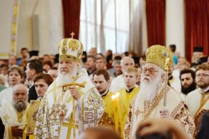 Предстоятели Русской и Албанской Православных Церквей совершили Литургию в Воскресенском соборе столицы Албании