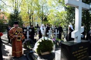 Святейший Патриарх Кирилл посетил Никольское и Большеохтинское кладбища Санкт-Петербурга