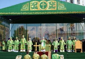 Святейший Патриарх Кирилл совершил Литургию на соборной площади Вологодского кремля