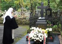 Святейший Патриарх Кирилл посетил Большеохтинское кладбище Санкт-Петербурга
