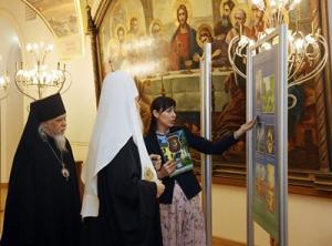 Святейший Патриарх Кирилл посетил выставку «Врачевание, милосердие, вера» в Храме Христа Спасителя