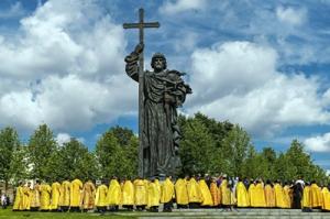В День Крещения Руси Святейший Патриарх Кирилл совершил молебен у памятника равноапостольному князю Владимиру в Москве