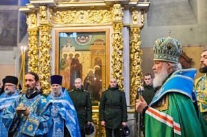 В годовщину интронизации святителя Тихона, Патриарха Всероссийского, Святейший Патриарх Кирилл совершил молебен у его мощей в Донском монастыре
