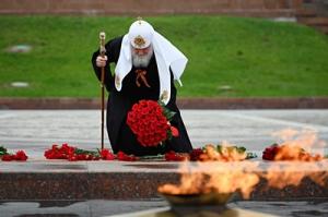 Святейший Патриарх Кирилл возложил цветы к монументу Победы на Поклонной горе