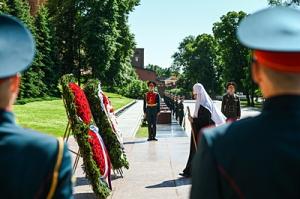 В годовщину начала Великой Отечественной войны Предстоятель Русской Церкви возложил венок к могиле Неизвестного солдата у Кремлевской стены
