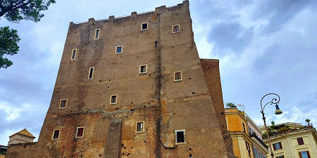 На Императорском форуме в Риме обрушилась часть башни Торре-деи-Конти, возведенной папой Иннокентием III На Императорском форуме в Риме обрушилась часть башни Торре-деи-Конти, возведенной папой Иннокентием III