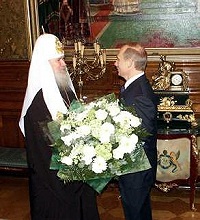 Президент РФ В.В.Путин посетил Святейшего Патриарха Алексия и поздравил Предстоятеля Русской Православной Церкви с 75-летием со Дня рождения, вручив орден За заслуги перед Отечеством», I степени