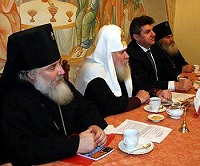 Святейший Патриарх Алексий встретился с российскими моряками, возвратившимися на Родину после двухлетнего пребывания под следствием в Нигерии Святейший Патриарх Алексий встретился с российскими моряками, возвратившимися на Родину после двухлетнего пребывания под следствием в Нигерии