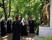 Святейший Патриарх Алексий посетил Покровское кладбище Риги Святейший Патриарх Алексий посетил Покровское кладбище Риги