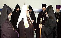 В аэропорту "Домодедово" Святейший Патриарх Московский и всея Руси Алексий II встретил Верховного Патриарха и Католикоса всех армян Гарегина II
