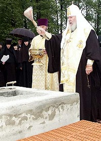 Святейший Патриарх посетил Преображенский скит московского подворья Свято-Успенского Пюхтицкого монастыря, где заложил дом для престарелых с храмом св. Пантелеимона