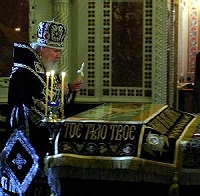 В Великий Пяток Святейший Патриарх совершил вечерню с выносом Святой Плащаницы В Великий Пяток Святейший Патриарх совершил вечерню с выносом Святой Плащаницы