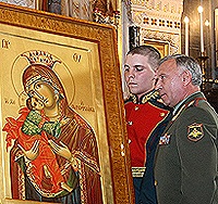 Святейший Патриарх Кирилл передал российским воинам икону Пресвятой Богородицы, написанную на Святой Горе Афон