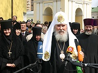Интервью Святейшего Патриарха Алексия после богослужения в Покровском монастыре Интервью Святейшего Патриарха Алексия после богослужения в Покровском монастыре