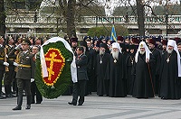 Святейший Патриарх Московский и всея Руси Алексий II возложил венок к памятнику Неизвестному Солдату Святейший Патриарх Московский и всея Руси Алексий II возложил венок к памятнику Неизвестному Солдату