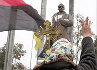 Виктор Янукович обещает в ближайшее время решить проблему с присвоением звания Героя Украины Степану Бандере