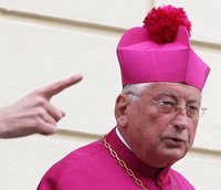 Папа Римский Бенедикт XVI отправил в отставку епископа Аугсбурга Вальтера Миксу