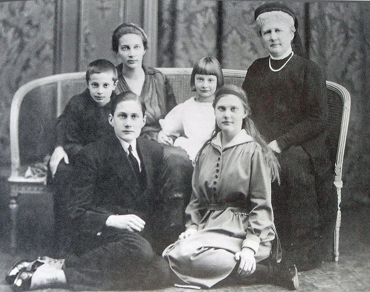 Верхний ряд - Татьяна с детьми и ее мать. Бельгия. 1921 год. Справа внизу - Вера.