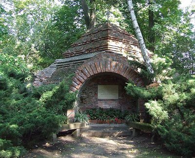 Остатки костела, заложенного в 1792 г. Варшавский ботанический сад.