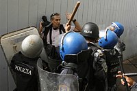 В Гондурасе полиция избила известного священника-правозащитника В Гондурасе полиция избила известного священника-правозащитника