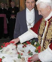 Папа Римский по традиции благословил ягнят, из шерсти которых будут сотканы архиепископские паллиумы Папа Римский по традиции благословил ягнят, из шерсти которых будут сотканы архиепископские паллиумы