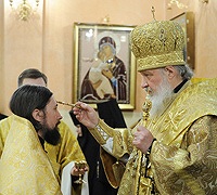Святейший Патриарх Кирилл совершил полиелейную утреню в московском Покровском монастыре Святейший Патриарх Кирилл совершил полиелейную утреню в московском Покровском монастыре