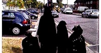 Британского политика выгнали из партии за сравнение мусульманок с мусорными мешками