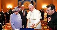Елизавета II подарила Папе Римскому бутылку виски Елизавета II подарила Папе Римскому бутылку виски