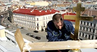 На бывшую домовую церковь семьи министра иностранных дел в Главном штабе Петербурга возвратили крест