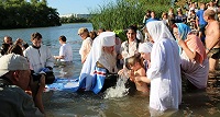 В день памяти св. князя Владимира в реке Свияга прошло массовое крещение