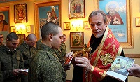 В Хабаровском мотострелковом полку 17 военнослужащих срочной службы приняли Крещение