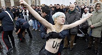 Полуголая активистка Femen в Ватикане атаковала вертеп на площади Святого Петра