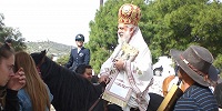 Греческий митрополит верхом на коне возглавил праздник конного клуба им св. Георгия Победоносца