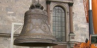 На Исаакиевский собор подняли 16-тонный колокол