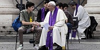 Папа Римский принял исповедь у 16 подростков на площади святого Петра в Ватикане