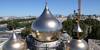 На Троицкий собор в Париже установили купола