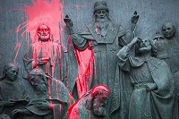 В Киеве облили краской памятник святому князю Владимиру