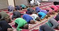 В Голландии школьников обучают исламу, призывая совершать намаз