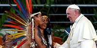Папа считает, что пернатые головные уборы амазонских индейцев «не глупее тех, что приняты в Ватикане»